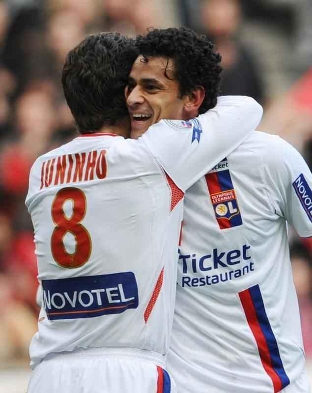 Fred abraa o ex-meio-campista Juninho Pernambucano, um dos maiores dolos da histria do Lyon