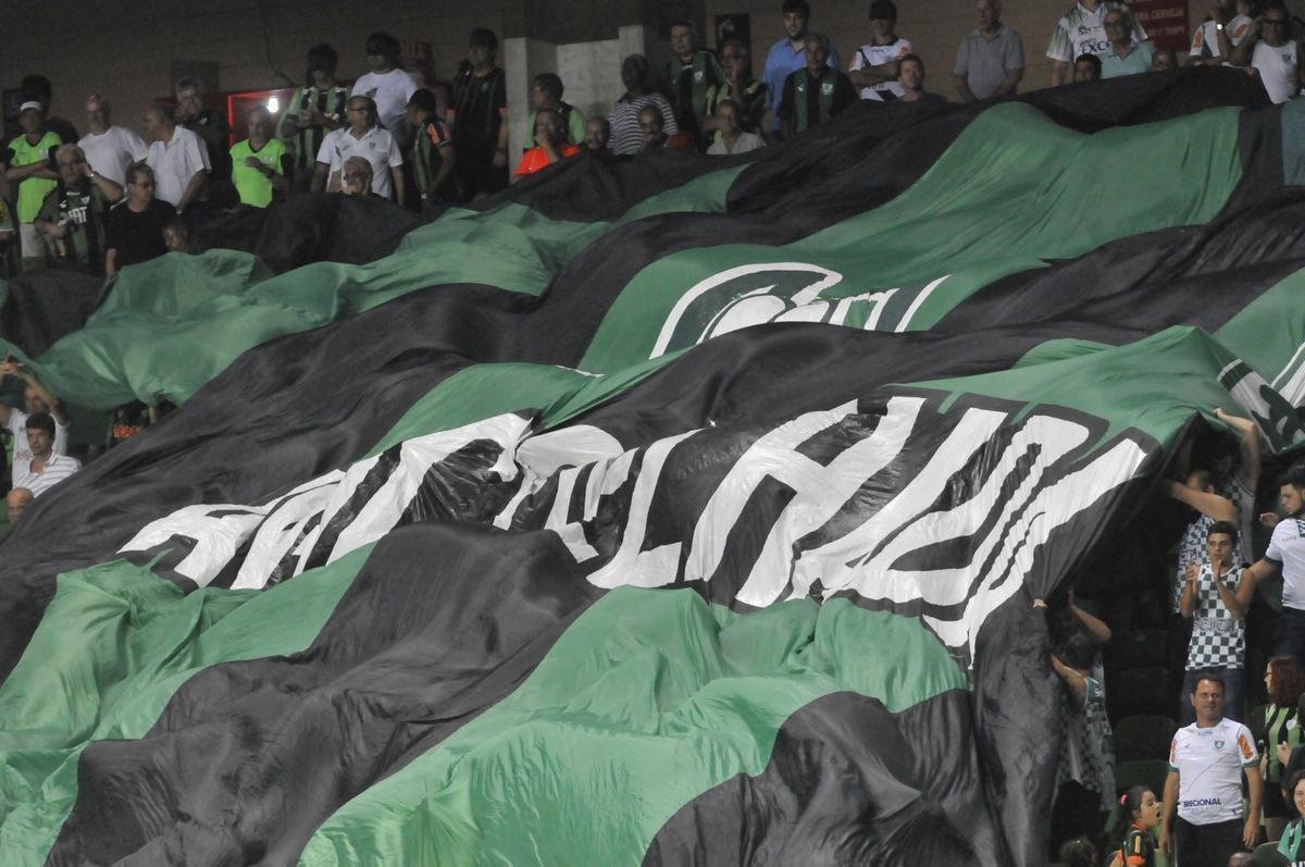 Torcida alviverde compareceu ao Independncia para a estreia do Coelho na temporada