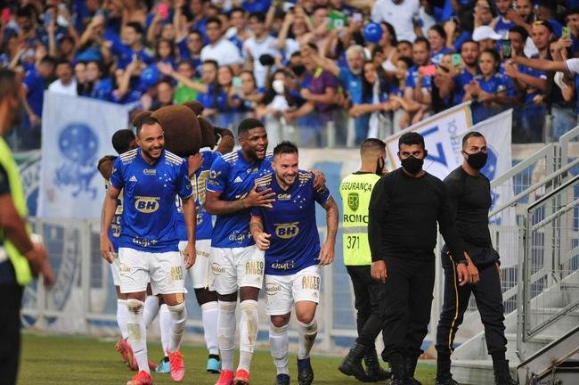 Fotos da torcida do Cruzeiro na volta ao Mineiro em partida contra o Brusque pela 35 rodada da Srie B