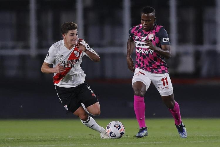 Com 25 casos simultneos de COVID-19, River Plate enfrentou Independiente Santa Fe-COL com apenas 11 jogadores disponveis e com o volante Enzo Prez improvisado como goleiro.