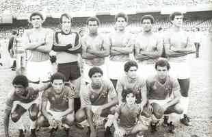 Vitor Braga (o segundo, de p) defendeu a meta do Cruzeiro em duas passagens: de 1971 a 1977 e de 1981 a 1985. Ele jogou 175 partidas. Revelado no clube, ele tambm teve a misso de suceder o dolo Raul Plassmann. Em 1972, Vitor disputou a Olimpada de Munique com a Seleo Brasileira. Na Toca, conquistou os Mineiros de 1972, 1973, 1974, 1975, 1977 e 1984 e a Libertadores de 1976. 
