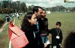 Atacante Edmundo tira fotos com torcedores do Cruzeiro na Toca I, em 2001