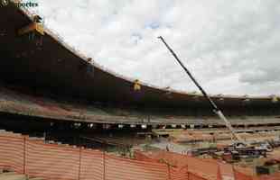 04/06/2012 - Tubos que sustentarão a nova cobertura, em formato de membrana, chegam ao estádio e começam a ser instalados. 