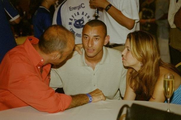 Aps a grande festa no Mineiro com a vitria sobre o Paysandu por 2 a 1, e tambm nas ruas de Belo Horizonte, em desfile carro aberto, jogadores, integrantes da comisso tcnica e dirigentes do Cruzeiro comemoraram o ttulo brasileiro e a indita Trplice Coroa de 2003 em evento fechado no hotel Ouro Minas, em Belo Horizonte. Familiares dos campees estiveram presentes. Imagens do arquivo do Estado de Minas mostraram a euforia dos jogadores, do tcnico Vanderlei Luxemburgo, do presidente Alvimar de Oliveira Costa e do vice, Zez Perrella, naquele 30 de novembro.