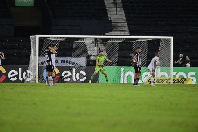 Fotos da partida entre Botafogo e Amrica, pelo duelo de volta das oitavas de final da Copa do Brasil. Jogo foi realizado nesta quinta-feira (14), no estdio Nilton Santos, na cidade do Rio de Janeiro.