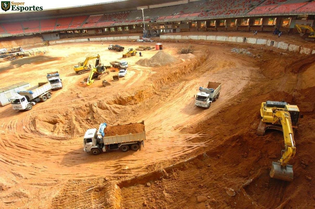 28/04/2011 - Intensificadas obras de demolio internas e rebaixamento do nvel do campo