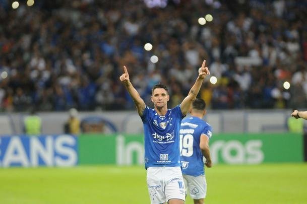No segundo tempo, Cruzeiro perdeu pnalti com Sass, mas chegou  virada em nova cobrana, dessa vez bem executada por Thiago Neves: 2 a 1