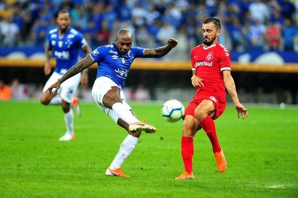 Fotos do primeiro tempo do duelo entre Cruzeiro e Internacional, no Mineiro, pela semifinal da Copa do Brasil