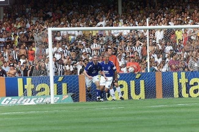 Alex comemora gol de Mota no clssico contra o Atltico pelo Brasileiro de 2003