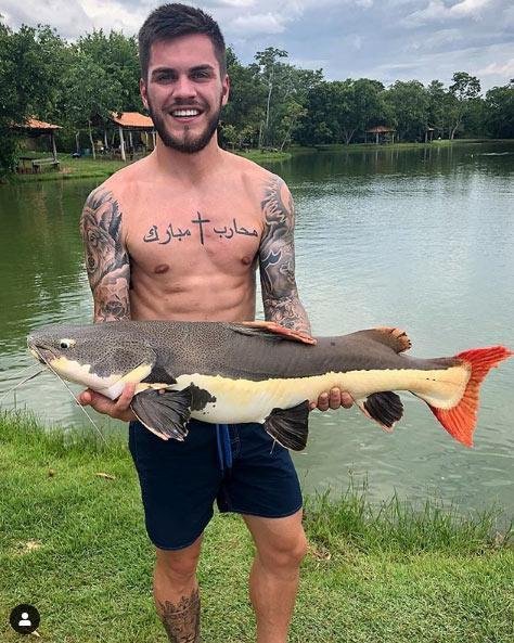O meia Nathan est pescando com a famlia em Itapema-SC