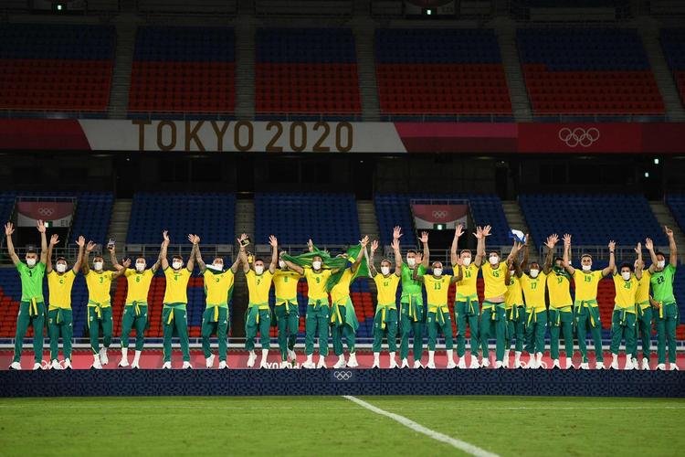 Jogadores da Seleo Brasileira recebem a medalha de ouro pela conquista olmpica no futebol