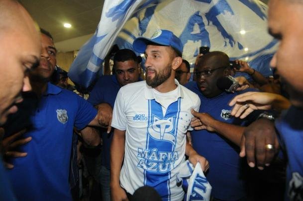 Atacante argentino Barcos foi recebido por dezenas de torcedores do Cruzeiro no aeroporto de Confins, na Grande Belo Horizonte. Jogador de 34 anos assinou vnculo com o clube mineiro por uma temporada