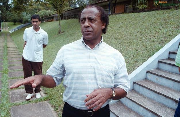 Visita do ídolo Dirceu Lopes à Toca da Raposa I em 2000