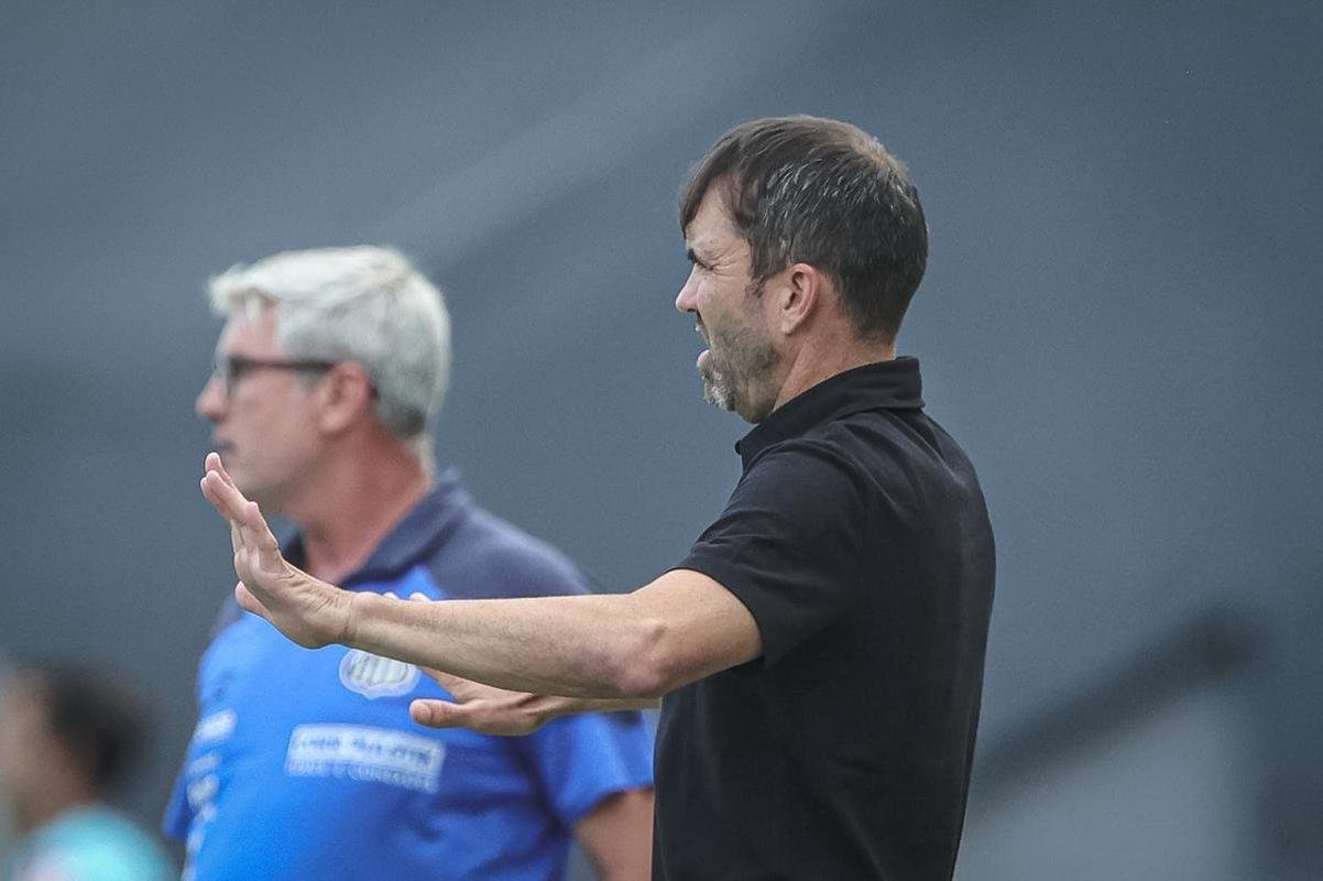 Santos e Atltico se enfrentaram na tarde deste domingo (23/4), na Vila Belmiro, pela segunda rodada da Srie A do Campeonato Brasileiro.