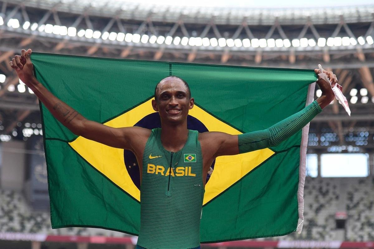 Alisson dos Santos conquistou bronze nos 400m com barreira em Tquio; veja a festa do Piu, o Malvado