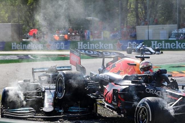 Max Verstappen e Lewis Hamilton se envolveram em batida impressionante no GP da Itlia de Frmula 1