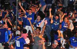 De Confins, jogadores do Cruzeiro hexacampees da Copa do Brasil saram em carro aberto pelas ruas de Belo Horizonte. No Centro da capital, milhares de pessoas aguardavam os jogadores para a festa.