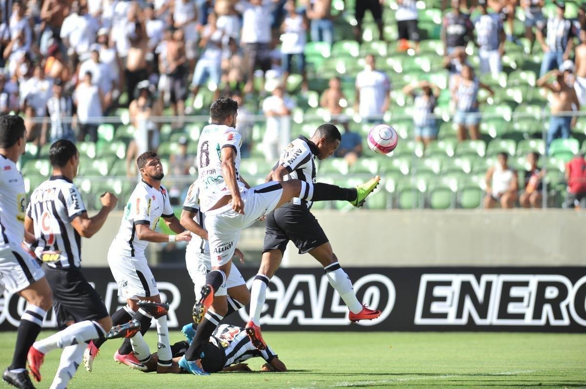 Imagens do duelo entre Atltico e Democrata-GV, no Independncia, pelo Campeonato Mineiro