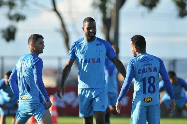 Mano Menezes conta com todo elenco do Cruzeiro para enfrentar La U, quinta, no Mineiro, pela Copa Libertadores. Exceo  atacante Fred, que se recupera de cirurgia no joelho direito