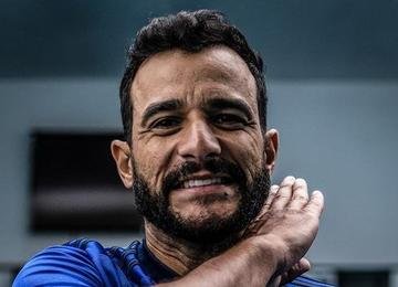 Novo centroavante do Cruzeiro, Henrique Dourado teve sua contratação oficializada nesta segunda-feira (18/4); esta é a segunda passagem de Ceifador pelo clube