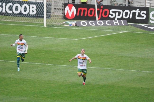 Fotos do duelo entre Cruzeiro e Sampaio Corra, no Independncia, em Belo Horizonte, pela 18 rodada da Srie B do Campeonato Brasileiro