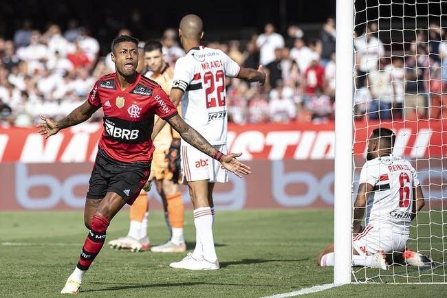 Flamengo massacrou So Paulo em pleno Morumbi e mantm sonho de conquistar o Campeonato Brasileiro, apesar de grande vantagem do Atltico