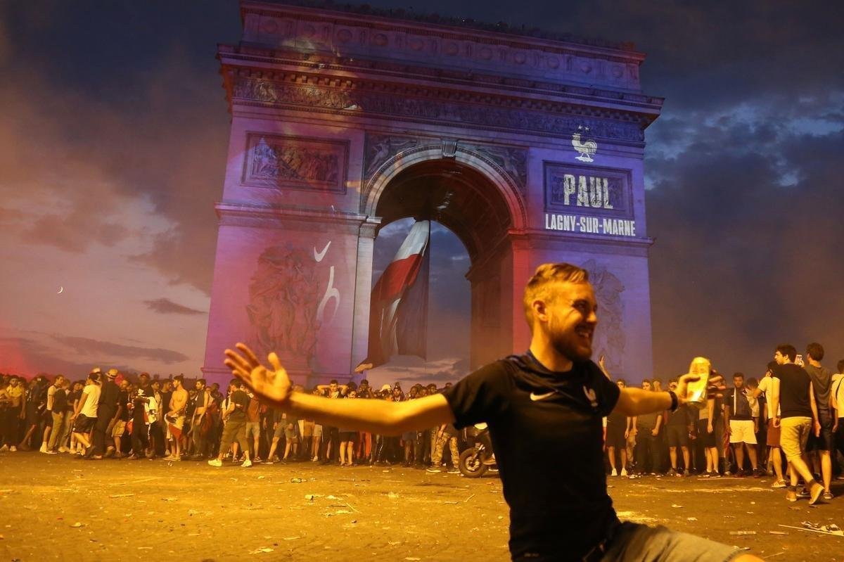 Quando a noite chegou, Paris ficou ainda mais linda: Torre Eiffel foi iluminada com as cores da bandeira francesa e Arco do Triunfo recebeu projees com rostos dos campees