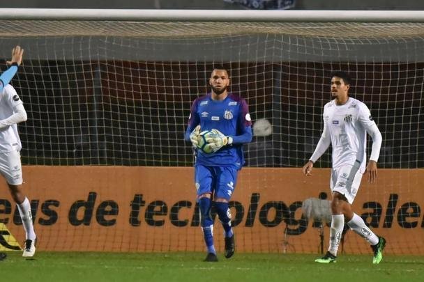 Atlético derrotou Santos por 2 a 1, de virada, com gols de Chará, e avançou às quartas de final da Copa do Brasil