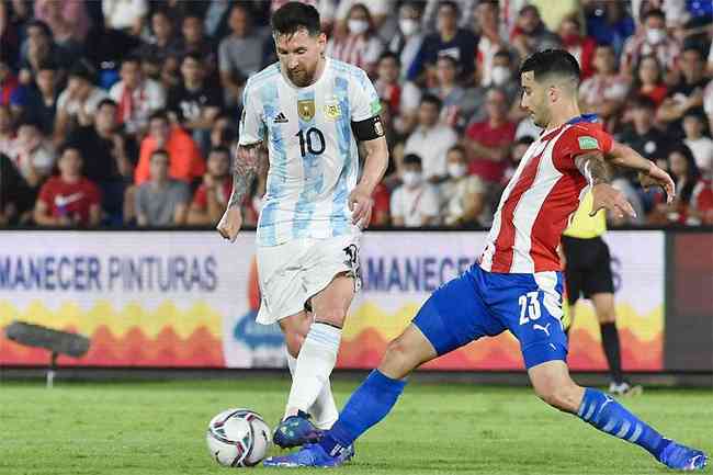 Messi disputa com paraguaio Romero; Argentina mantm a vice-liderana com empate