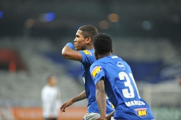 Raniel empatou para o Cruzeiro aos 15 do segundo tempo, com toque de cobertura: 1 a 1