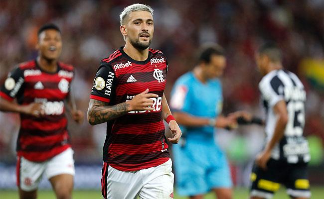 Arrascaeta comemora o terceiro gol do Flamengo na vitória sobre o Santos