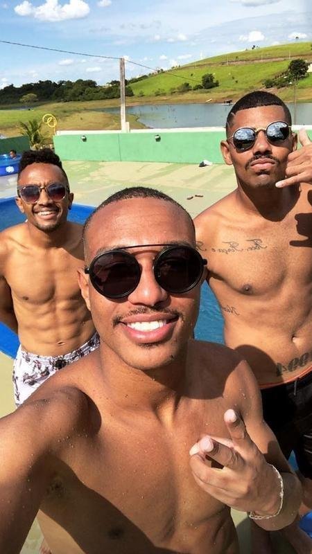 O atacante Leandrinho curte com amigos em Ribeiro Claro-PR