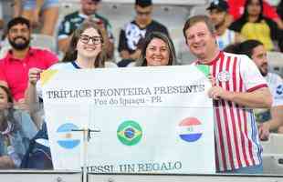 Torcedores na partida entre Argentina e Paraguai, no Mineiro, pela Copa Amrica