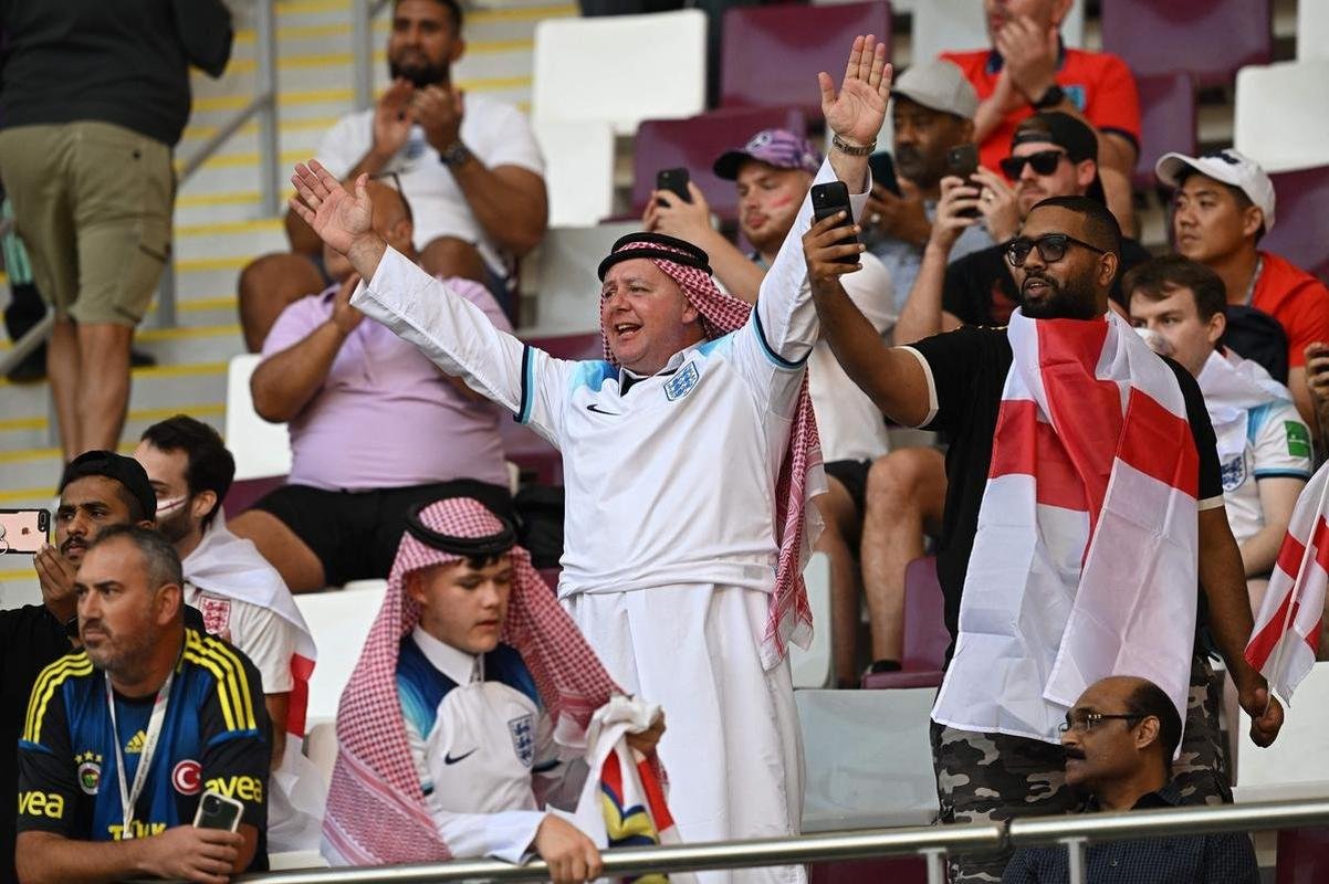 Os torcedores de Inglaterra e Ir no primeiro jogo do Grupo B na Copa do Mundo.