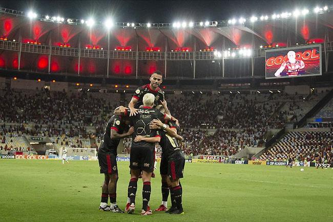 Pedro comemora com os companheiros: Flamengo vence no Maracanã e segue na caça ao Atlético