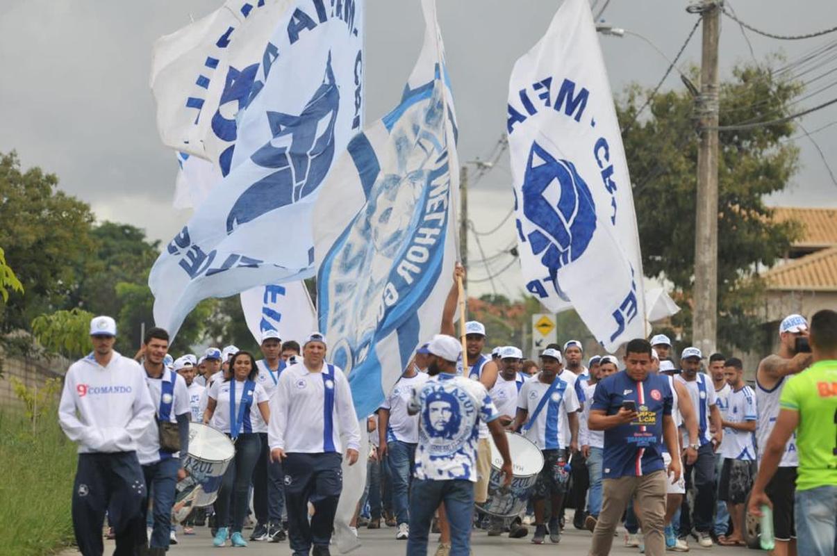 Torcedores do Cruzeiro protestam na porta da Toca da Raposa II, nesta quinta-feira (06/01), contra a sada do goleiro Fbio do clube