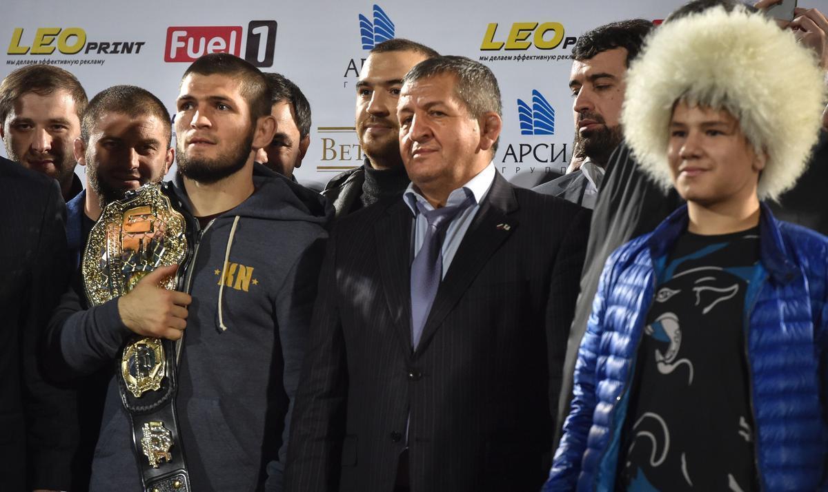 Khabib Nurmagomedov  festejado por multido de fs no estdio do Anzhi, no Daguesto 