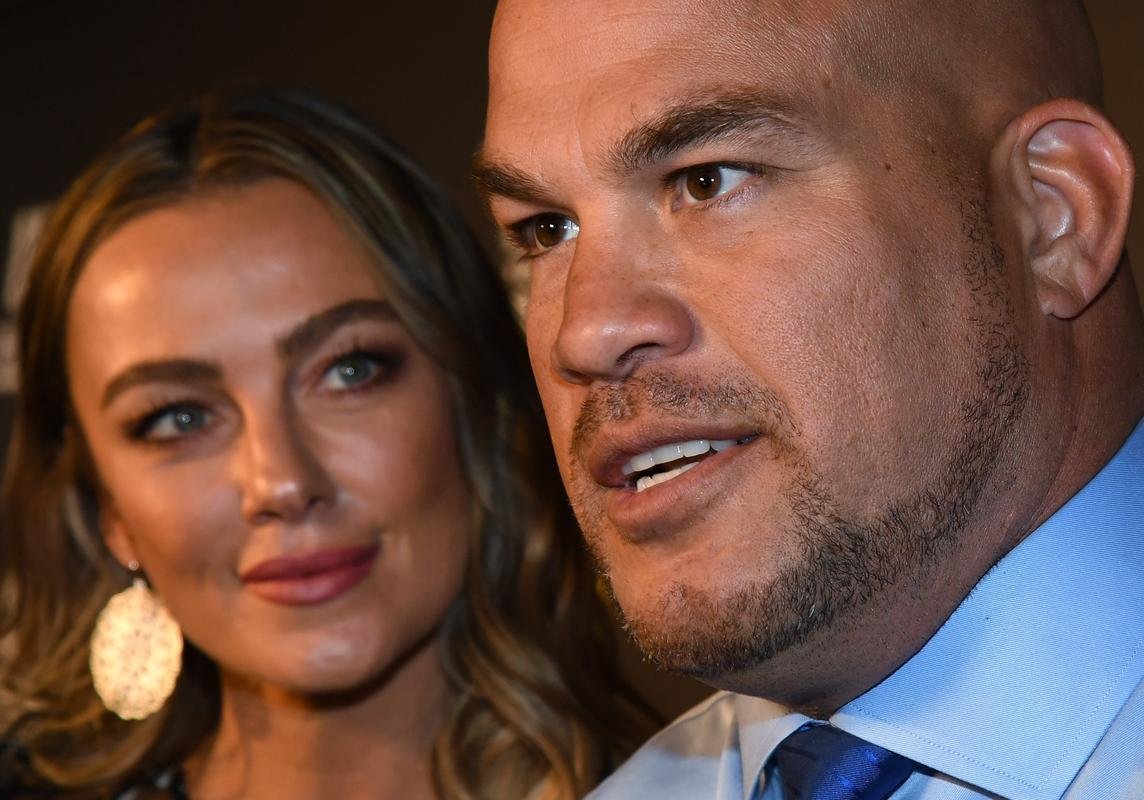Ex-campeo meio-pesado e membro do Hall da Fama do UFC, Tito Ortiz posa ao lado da esposa