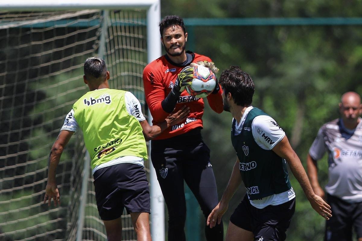 Treino do Atlético em campo. Jogadores fizeram atividade pela manhã no gramado. No período da tarde, trabalho foi na academia