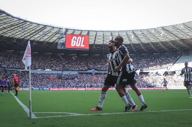 Patrick e Hulk celebram o gol do Atltico na partida