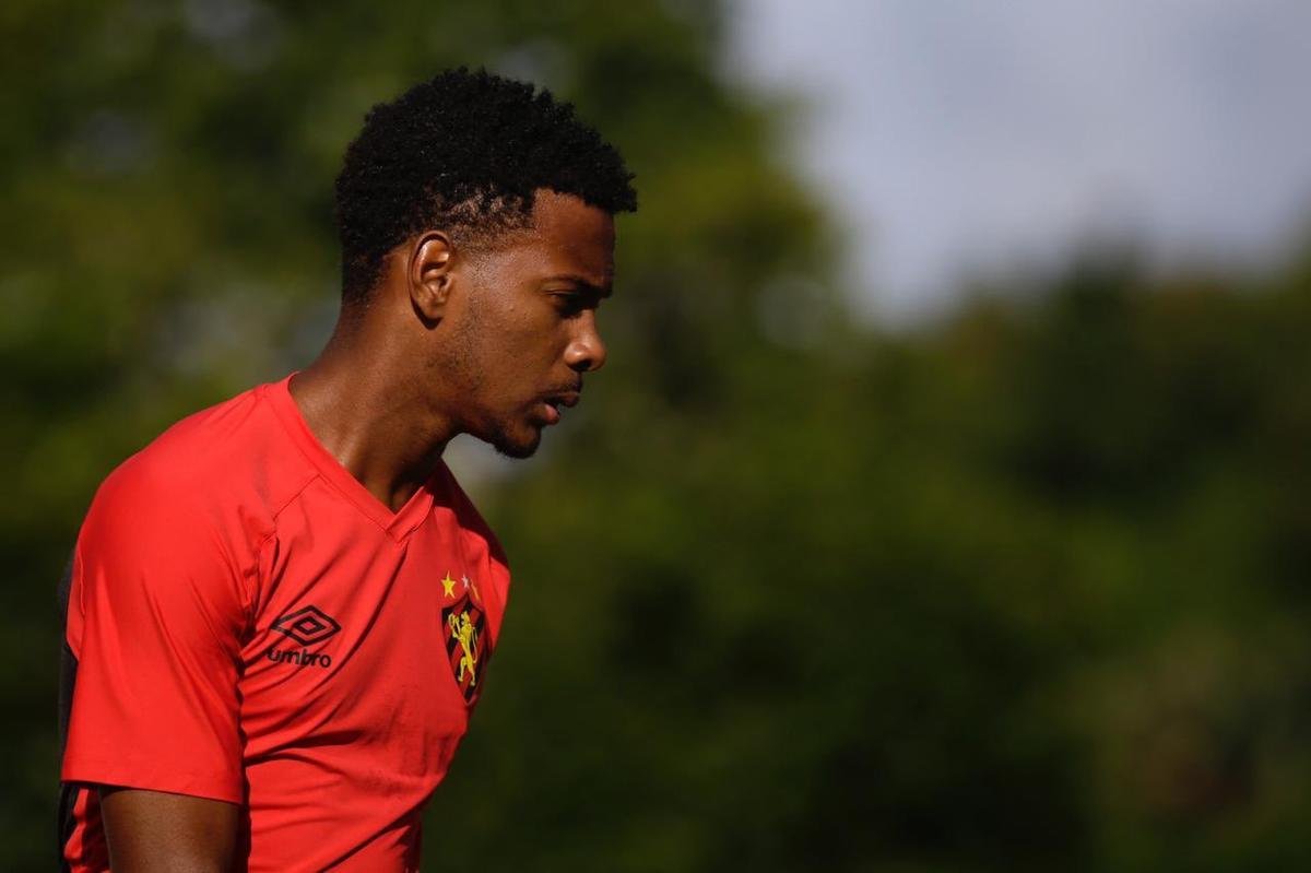 Elenco do Sport realiza aquecimento no Barrado minutos antes da partida ser iniciada, diante do Fortaleza. 