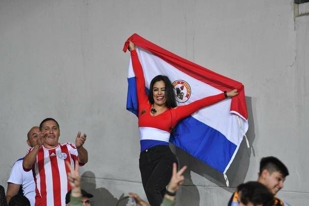 Larissa Riquelme manteve tradio de colocar celular entre os seios, foi calorosa com torcedores e apoiou Paraguai de forma efusiva no Mineiro