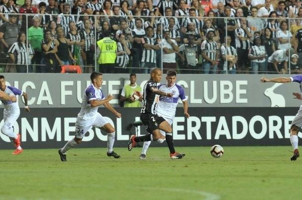 Lances do primeiro tempo do duelo entre Atltico e Defensor, pela terceira fase da Copa Libertadores