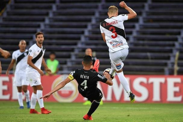 Fotos do segundo tempo do duelo entre Danubio e Atltico, em Montevidu, pela Libertadores