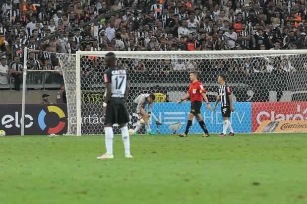 Everton marcou o terceiro gol do Grmio no Mineiro e fechou vitria por 3 a 1 na deciso da Copa do Brasil