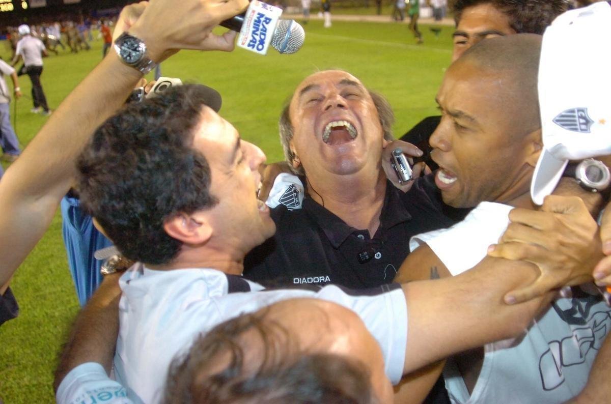 Levir Culpi comandou o Atltico trs vezes contra o Cruzeiro em 2007. Foram duas vitrias e uma derrota. O revs, entretanto, terminou com comemorao do treinador. Afinal, o time conquistou o ttulo mineiro daquela temporada.