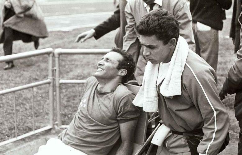 13/10/1968 - Lance da partida entre Cruzeiro e Santos, pelo Roberto, no estdio Morumbi, em So Paulo. Procpio sofre uma leso no joelho aps uma dividia de bola com Pel.