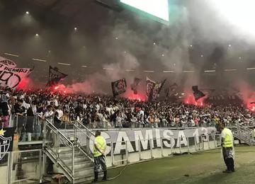 No segundo tempo do jogo contra o Palmeiras, o confronto foi parado porque torcedores acenderam sinalizadores nas arquibancadas do Mineirão