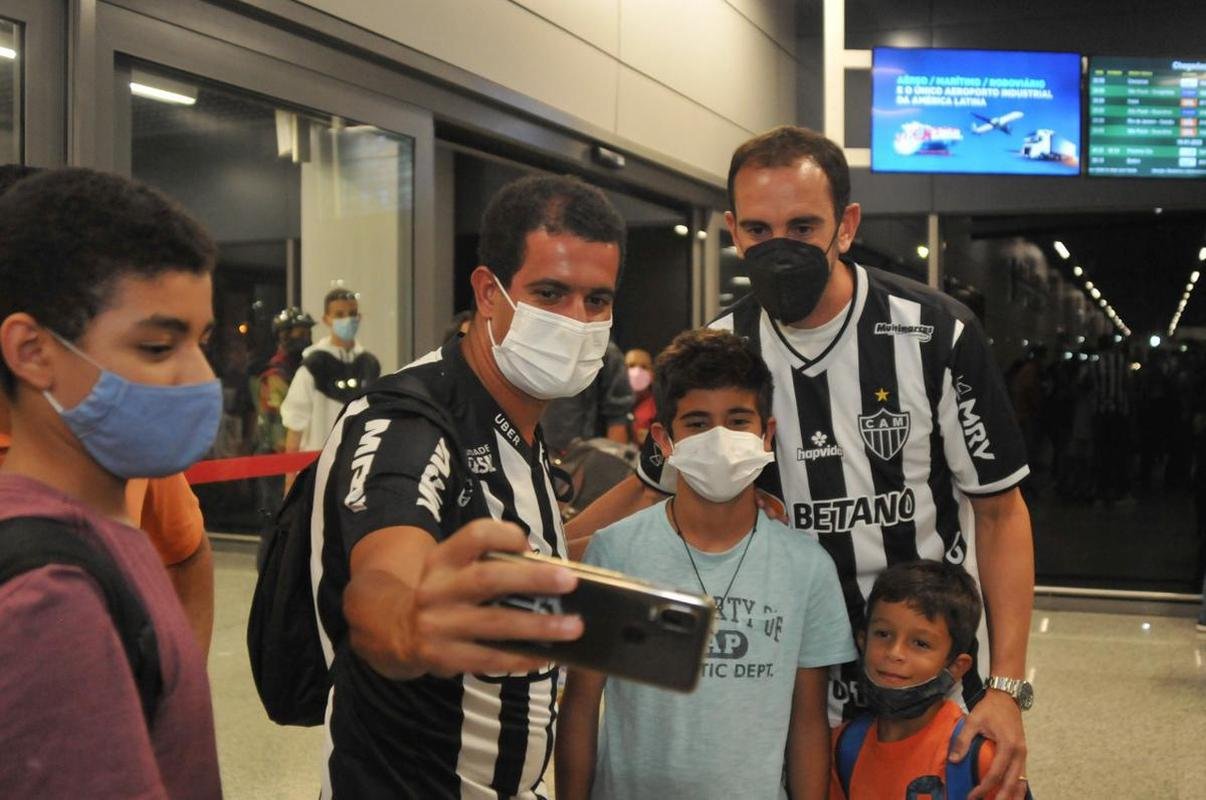 Novo reforo do Atltico, zagueiro uruguaio Diego Godn recebe carinho da torcida no desembarque em Confins