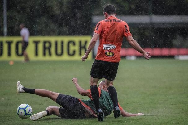 Atlético treina com Victor e Jair em campo; veja fotos